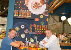 Roy Peters van Sous Fresh in gesprek met klant Christian Wlaschitz. Een bedrijf dat zich richt op de gastronomie. Voor het eerst werd op de beurs het convenience assortiment getoond.