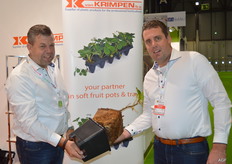 Van Krimpen BV. Marco Wilschut en Joost Thijssen tonen een nieuw model pot van 4,7 liter voor frambozen en bramenteelt. Door de voetjes onder de pot is de pot stabieler dan gangbare modellen. De pot houdt meer vocht vast in een compartiment dat in iedere voet is verwerkt. Hierdoor heeft de plant minder 'stress'. De pot is leverbaar in verschillende kleuren. De pot is ook leverbaar in 1,8 liter uitvoering. Oude potten kunnen gerecycled worden.