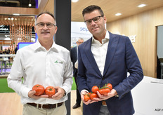 Nico van Vliet in de Bayer-stand met commercieel directeur Perry Dekkers van DOOR