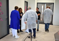 Bij aankomst kregen alle bezoekers een witte jas aan voordat ze de kwekerij mochten betreden.