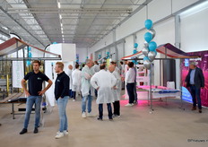 Verschillende bedrijven die bij de bouw betrokken waren stonden er met een stand ter promotie van hun product.