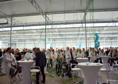 Nadat er op de rode knop was gedrukt moest iedereen zich eerst uit de slingers wurmen voor ze verder konden.