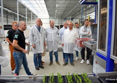 Rafal Kielczynski vertelde in de rondleiding over hun nieuwe pots, trays, stekrobots, en het handgestoken gedeelte.