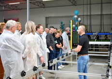 Alle tafels met gestoken stektrays worden aan het eind opgehaald door een kraan om bovenlangs door de hal vervoerd te worden naar de verdeeld afdeling.