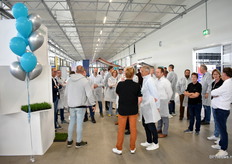 Bij het volgende station word elke tafel geregistreerd en krijgt een plekje in de kas. Dit is nodig om het volautomatische transport te kunnen laten werken.