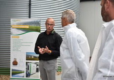 Werner van Mullekom - Agrozone - geeft uitleg aan een kweker.