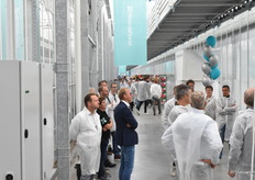 Eenmaal in de kas, die een oppervlak van totaal 2,4 ha beslaat, werd er meer uitleg gegeven over de verschillende secties.