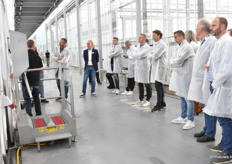 Op het enige punt waarin je, na door een desinfectiepoortje te zijn gelopen, de kas kan betreden, krijgt de groep krijgt extra uitleg over het volautomatische spuitsysteem waarmee de kas is uitgerust.