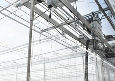 Het systeem is door heel de kas heen te vervoeren. En het is zo in te stellen dat, als er lege plekken in de kas zijn, enkel de tafels worden bespoten. Geen verspilling meer.