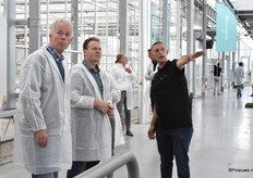 Howard Maarsen geeft nog wat extra uitleg over de spuitrobot.