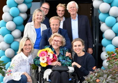 Een groot deel van de Hilverda-Eveleens familie was aanwezig bij de opening. De drie heren achteraan: Jan Hilverda, Alexander Marijnissen en Peter Eveleens. In het midden: Johanna Eveleens Hilverda en Jan Jorrit Eveleens. En zittend naast Emmy Hilverda - van der Boon, Barbara Biemond Eveleens aan haar rechterhand en Karina Eveleens.