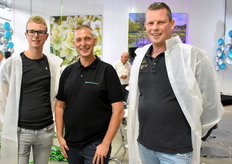 Jeroen Buis (links) samen met zijn vader (rechts), beide van MediaVerdi. En in het midden Howard Maarsen van HilverdaFlorist. Howard ontving alle bezoekers bij het gedeelte van o.a. de spuitrobot in de kas.