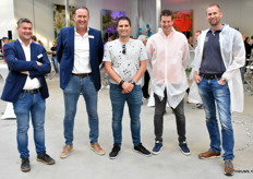 Co Overduin en Marius Kooij, beide Area Sales Manager bij HilverdaFlorist samen met Melvin Tesselaar en Ron Dekker van HM Tesselaar Alstroemeria en Erik Zuurbier van G. Zuurbier Anjers.
