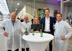 Stef Berkhout van HilverdaFlorist (tweede van rechts) samen met Frans Vreugdenhil, Her Tesselaar, Linda Tesselaar en Niels Tesselaar. Alle vier van HM Tesselaar Alstroemeria.