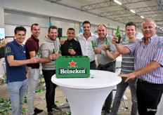 En natuurlijk was er op het eind van de opening tijd om lekker bij te kletsen onder het mom van een lekker pilsje(s).