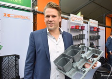 Ronald van Riel van Van Krimpen, sinds 6 maanden werkzaam bij de pot- en trayleverancier, met hun nieuwe tray die speciaal is ontworpen voor Van Riel Siergrassen.