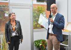 Rene Jochems van de Rabobank licht de internationale pers toe over de awards die zij, per categorie, zullen uitreiken aan standhouders voor best ontworpen stand.