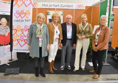 Stichting met je hart stond op de beurs voor hun werk om eenzame ouderen bij te staan en een leuke dag te bezorgen. Van links naar rechts: Eva Joosten, Mieke Pieterman, Hubert Hendriks, Carla Lelcama, Wies van Dijck. Voor meer informatie: www.metjehart.nl.