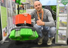 Dieter Mestdag van Terrazza MC met zijn zelf ontworpen E.Geotex Pro. Hun elektrische veegmachine. Door de makkelijk te vervangen borstels kan de machine zeer eenvoudig voor verschillende taken ingezet worden. Voor het reinigen van verharding tot het reinigen van gronddoek.