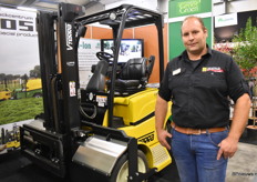 Edwin van Turnhout met de Vterra heftruck van Heftruck Centrum Post. De Vterra is hun welbekende elektrische ruwterrein heftruck.