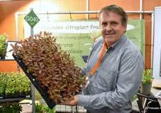 Ronald Kersten van Fleurolex met een tray jonge planten. Zo'n 200.000 jonge planten vinden hun weg, vanuit de kwekerij van Fleurolex, naar kwekers in heel Europa.