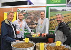 Frank Kuijpers en Feico van der Schaaf van Pindstrup in gesprek met Toon Althuizen (links) en Hans van der Staak (rechts) van Ergon Kwekerij.