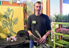 John Marrijnsen van Vaste Plantenkwekerij met de Iris Ensate "Variegata" en de Molinia Caerulea "Heidebraul". John zijn vader stond met de eerste editie van de GrootGroen al op de beurs. Toen der tijd waren het letterlijk een handje vol telers die lieten zien wat Zundert te bieden had. Tegenwoordig staan er meer dan 200 bedrijven en komen mensen van ver om de beurs te bezoeken.