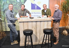 Stijn (links) en Cees (rechts) de Jong van Boomkwekerij de Hilver kwam op bezoek bij Werner Nooren en Toon van Rien.