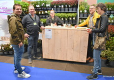 Het was een gezellige boel in de stand van Sense of Nature. Maarten Verdaasdonk van Elst-Bevers bv (links) op bezoek bij Ad en Melvin van Heesbeen. Jos en Jaennette Willemsen (rechts) wilde ook meer weten over de producten van Ad en Melvin.