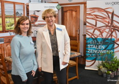 De dames van Van Oers Agro, Mariska Meijer-van As en Silvia van Hooijdonk-Elst stonden op de beurs met een leuke actie om een koffieapparaat te winnen. De stand was helemaal ingericht op wat ze graag doen, een "bakske doen" bij de klant om hun verder te begeleiden en adviseren.