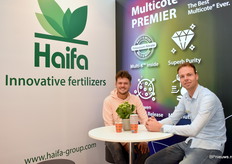 Nard van Ooi (links) van Van Ooi Vermeerdering kwam op bezoek bij Stan Rijnbeek van Haifa. Nard vermeerderd heesters en coniferen. Haifa begeleidt, adviseert en helpt telers om hun teelt naar een hoger niveau te brengen door middel van hun producten.