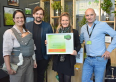 Onze tuinbouwtijger Arlette Sijmonsma kwam samen met de baby en haar vriend Tim van Etten (AT10.nl) op bezoek bij Mirjam en Ronald Dictus. Mirjam nam de eerste dag van de beurs de prijs van beste ontworpen stand in ontvangst. Tim had zowel de bedrijfsfoto's als het ontwerp van de stand mogen doen voor Mirjam en Ronald, met de award tot gevolg.