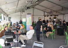 Buiten was er een tent waar je wat lekkers kon eten of bij kon komen met een bakje koffie.