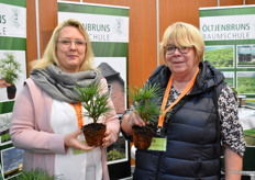 Specialisten in de opkweek van Sciadopitys Verticillata: Sabine Öltjensbruns en Renate Dierks van Baumschule Öltjensbruns.