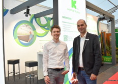 Rick van Marrewijk en Frank Lenkens. Rick werkt voor Log&Solve, een onderdeel van Klasmann-deilmann. Log&Solve is het digitale platform voor de telers. Zij kunnen hier foto's, metingen, observaties en sensordata uploaden om zo een logboek te maken. Met dit logboek kunnen zij hun teeltproces verbeteren en optimaliseren. Frank legde de focus deze beurs op het proces waar de firma inzit om vervangende substraten te testen en ontwikkelen.