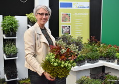 Patricia van Lankveld met een Heestermix Deluxe, 18 vaks in potmaat 9.5. Kwekerij van Lankveld toonde op de beurs zowel de visuele producten als plantgoed voor de doorkweek. De nadruk van het bedrijf ligt wel op de doorkweek.