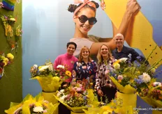 Vivien Zweekhorst, Anouk Koreman, Brigitte Hagen en Geert Maas zorgen met Just Chrysantemum voor fleurige promotie van de chrysant.