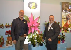 Twee plantenverkopers met samen zo'n 250 jaar ervaring en (allicht daarom) evenzoveel kwekers in de portefeuille, Martien Komen en Fred Beekhuizen (Sure Plants). Op de foto staan de heren bij de Make-up Guzamnia's van kwekerij Zeestraten Bromelia.