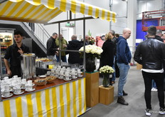 Bij aankomst kon iedereen bij kletsen onder het mom van een bakje koffie of wat fris.