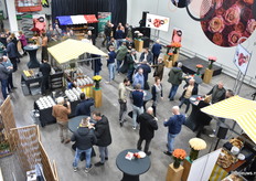 Al gelijk stroomde de hal vol.