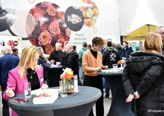 Er werd goed genoteerd wie er binnen kwamen. Bij binnenkomst kreeg iedereen een nummer voor de groepsindeling van de rondleiding.