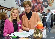 Alicja Kubanek enMarina van den Berg zorgden ervoor dat iedereen warm werd verwelkomt en mee kon met de rondleiding.