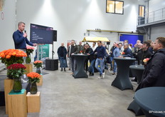 Arie van Den Berg aan geeft een presentatie en verteld over turbulente afgelopen paar jaar.