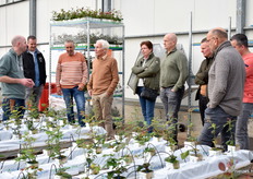 Sander van Winden (links) geeft ook een rondleiding en verteld de mensen wat meer over het pas aangeplante gewas.