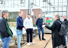 Christian Teerds, tweede van links met het blauwe overhemd, verteld over het nieuw aangeplante gewas.