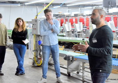 Mehmet Yalcin legt de groep die hij rondleidt wat uit over het proces van sorteren en verpakken.