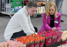 Hier en daar worden de bloemen van wat nader bekeken.