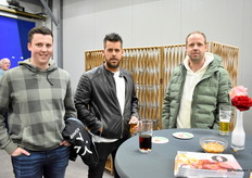 Naderhand was er natuurlijk tijd voor wat fris of een pilsje. Niels en Rob van FM Group, links, samen met Cees van Hoek Group.