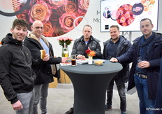 De mannen van Zandbergen Roses en FlowerForce genoten na de rondleiding ook van een lekker broodje en een drankje.