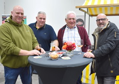 v.l.n.r. Martien Vogelaar en Kees Dijkhuizen, beide inkopers bij Agora, samen met Hans Koek van Barile Italië en Veilingmeester Erik Wassenaar.
